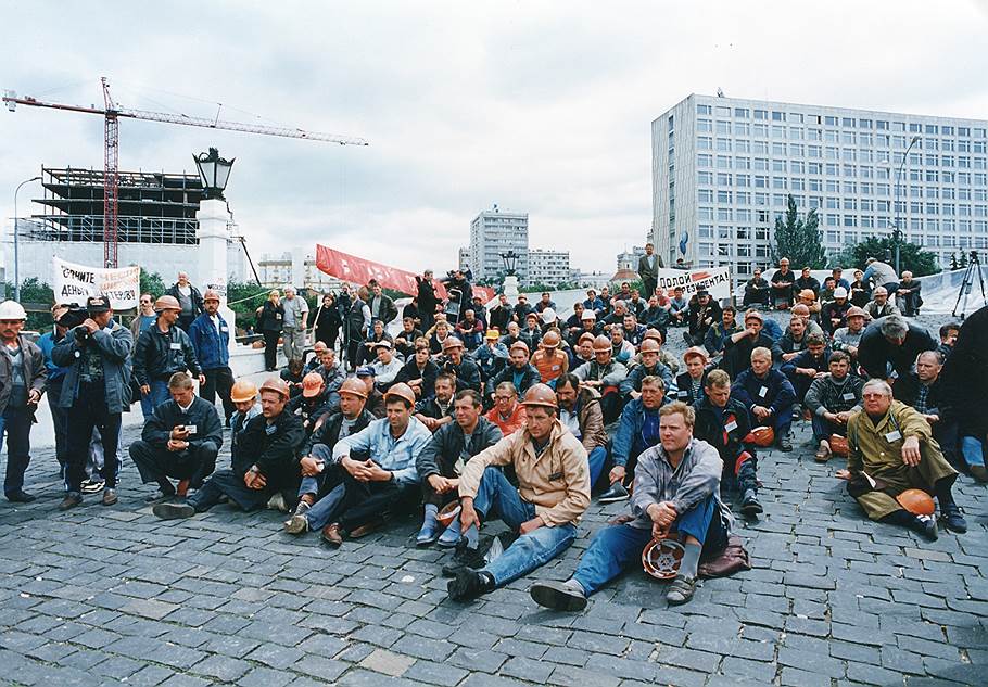 Фото 1998 года. Забастовка в Междуреченске 1989. Забастовка Шахтеров в СССР 1989. Забастовки Шахтёров СССР В 1989 году. Аум Синрике в России 90е.