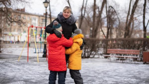 На семейную пару, которая удочерила детей, повесили огромные долги их покойной матери