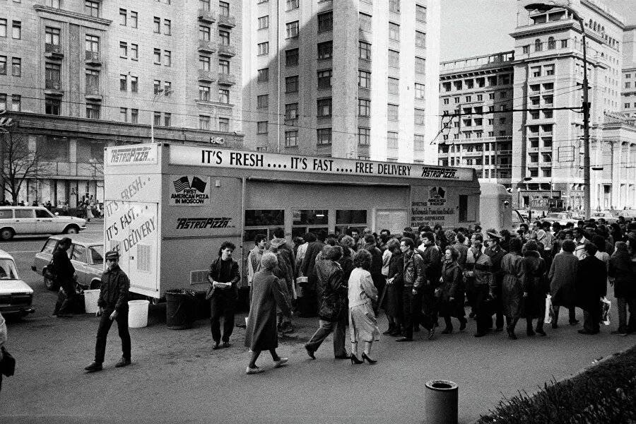 Очередь за пиццей фирмы «Астропицца» (США) в центре Москвы © РИА Новости / Юрий 